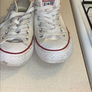 An pairs sneakers converse